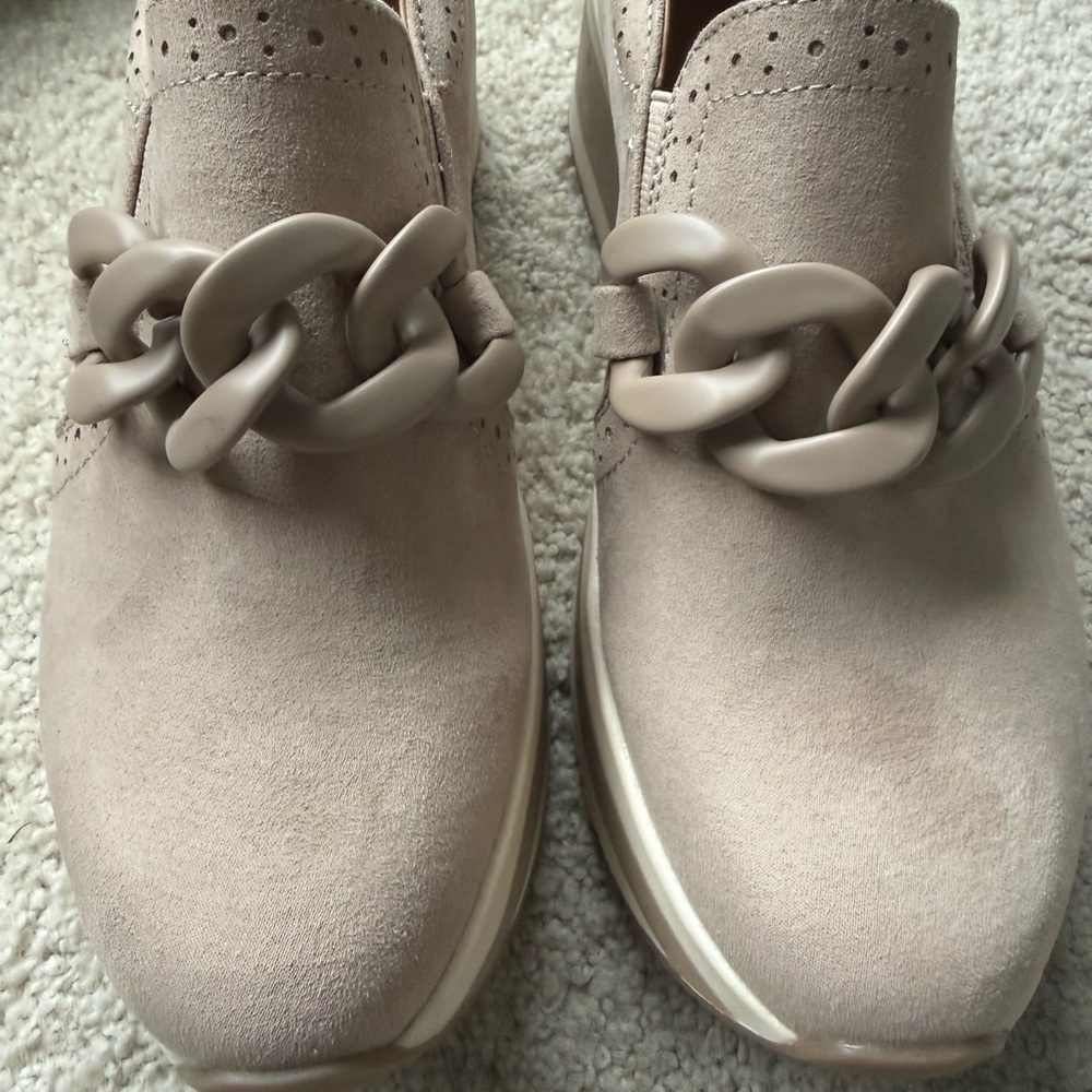 Mad Love Women's Taupe Chain-Accent Slip-On Flats